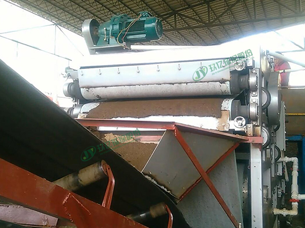 蘆葦渣固液分離壓榨脫水機運行現場